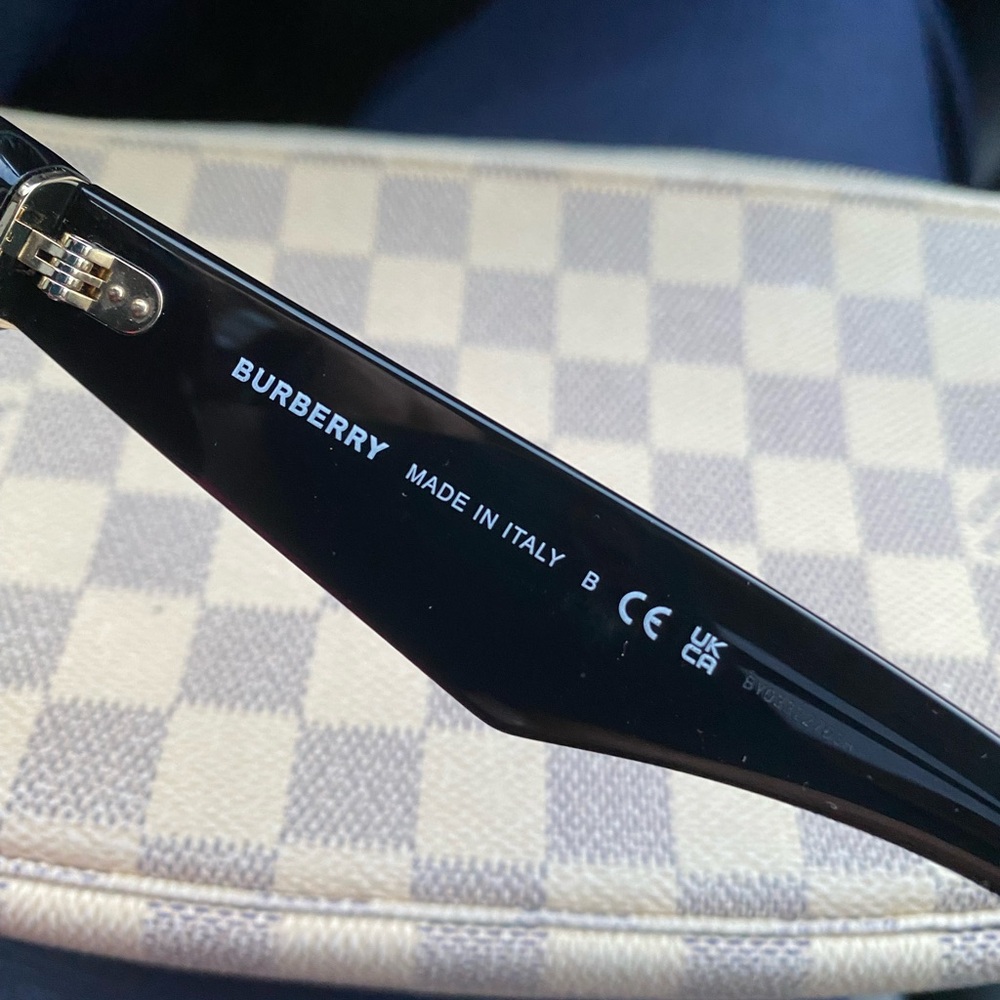 NEW, BURBERRY BLACK SQUARE SUNGLASSES! ABSOLUTELY GORGEOUS ! 🕶️🕶️🌻🌻 - Picture 2 of 15